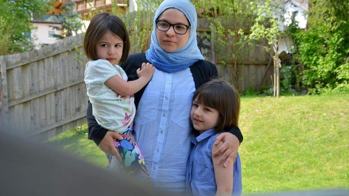 Nasibat Kamelova mit den beiden Kindern Alia und Safia. Nicht anwesend beim Pressegespräch waren Nasibats Ehemann Magomed, der sich derzeit im Lienzer BKH in Behandlung befindet, sowie Tochter Salikhat, die eine musikalische Schulveranstaltung hatte