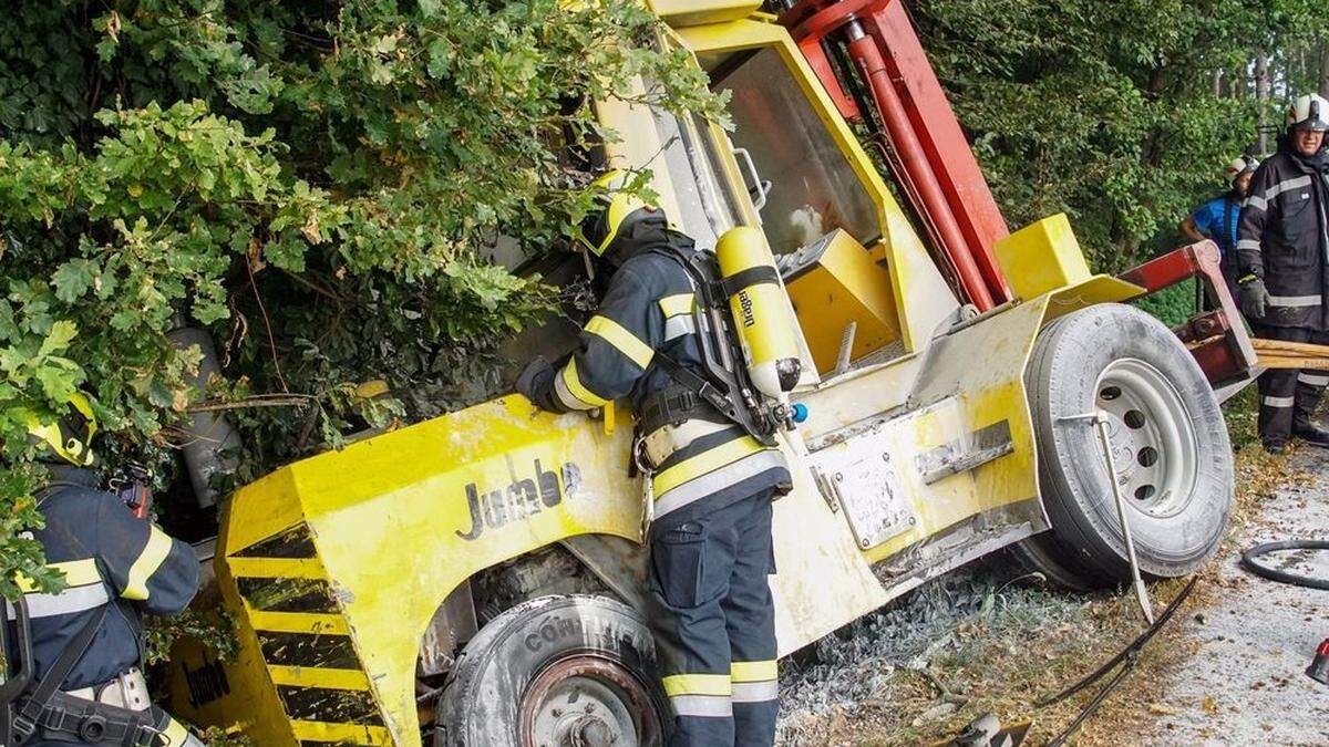 Der Gabelstapler fing Feuer und stürzte über eine Böschung