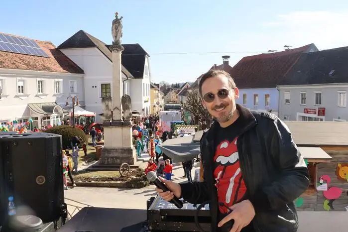 Dieser füllte sich rasch mit Faschingspopperl. Die Lokale rund um den Platz waren schon vor Ankunft der Umzugswägen voll, von der Kirchenstiege tönen laute Beats von DJ Markus Weiss.