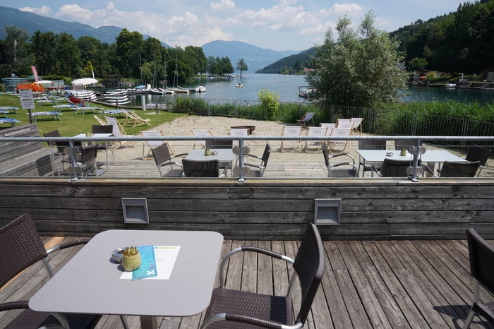 Auch einen Sandstrand mit Klappstühlen gibt es bei der X-Bar
