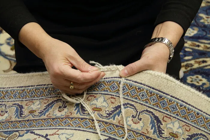 In den meisten Fällen können Mängel bei Teppichen repariert werden. 