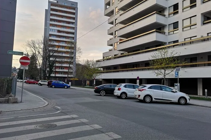 Trotz Dämmerlicht sind die Farben auch im Hintergrund noch klar erkennbar. Das Bild rauscht auch nicht.