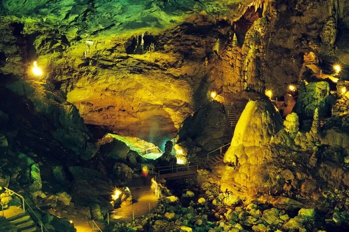 Konstant sind auch die Temperaturen in der Lurgrotte - 10 °C in Peggau, 9 °C in Semriach