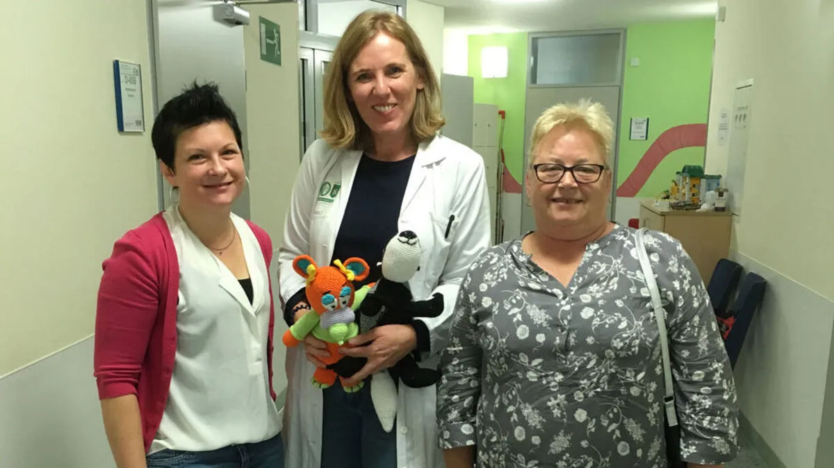 Nicole Astl (l.) organisiert eine Typisierungsaktion in Edelsbach. Mit ihrer Mutter Theresia Meitz (r.) häkelt sie Kuscheltiere für krebskranke Kinder am LKH Graz (im Bild mit einer Ärztin)