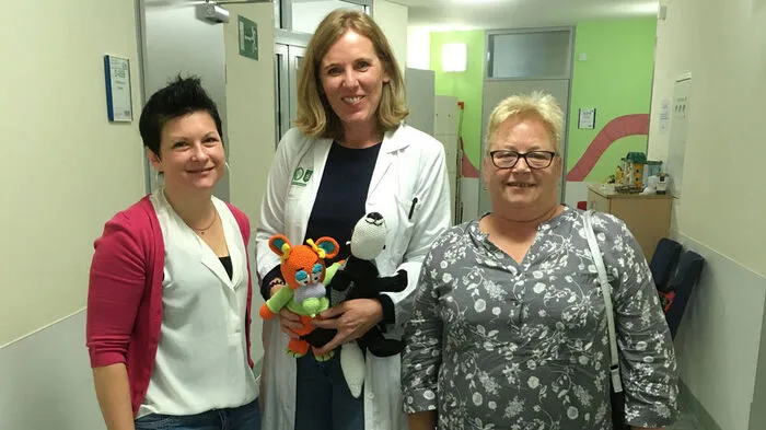 Nicole Astl (l.) organisiert eine Typisierungsaktion in Edelsbach. Mit ihrer Mutter Theresia Meitz (r.) häkelt sie Kuscheltiere für krebskranke Kinder am LKH Graz (im Bild mit einer Ärztin)