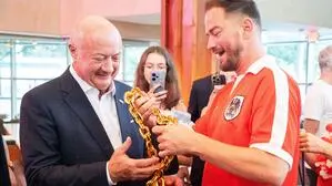 Der Kanzler als Edel-Fan sorgte für Wirbel
