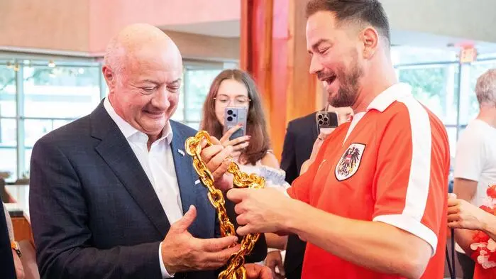 Der Kanzler als Edel-Fan sorgte für Wirbel