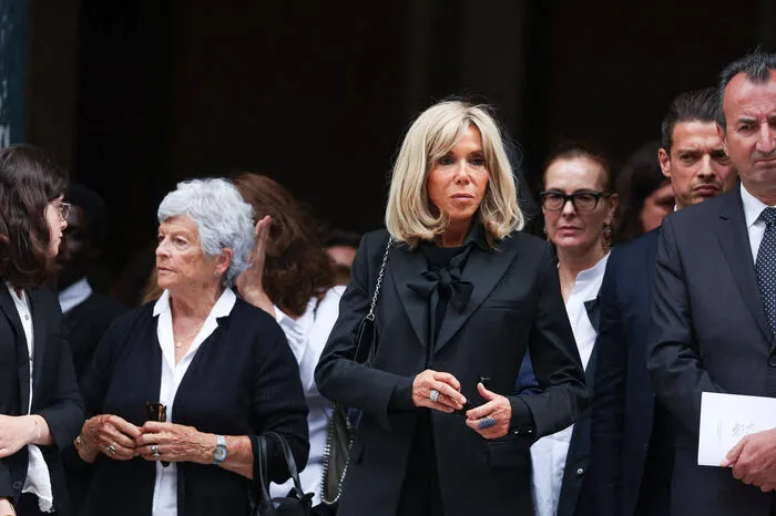 Auch die First Lady von Frankreich Brigitte Macron befand sich unter den Trauergästen.