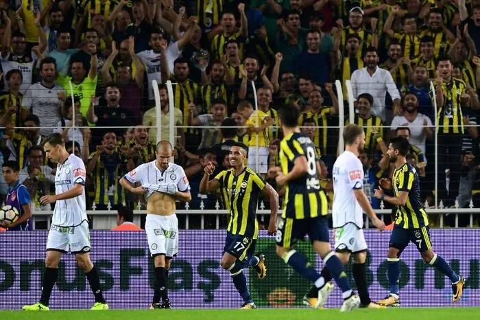 Nabil Dirar brachte Fenerbahce per Kopf in der 32. Minute in Führung.
