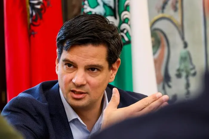 Hannes Amesbauer (FPÖ) im Juni: „Asylwerber können künftig für Hilfstätigkeiten herangezogen werden, die in unmittelbarem Zusammenhang mit ihrer Unterbringung stehen“
