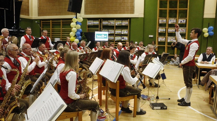 Mehr als zehn rockige Bands und volkstümliche Ensembles...