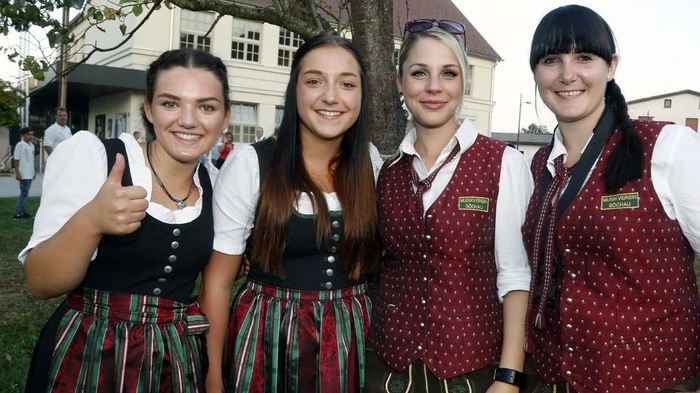 Fesche Dirndl luden zur "Sommernacht in Tracht" und zweiten Marketenderinnen-Olympiade nach Loipersdorf.