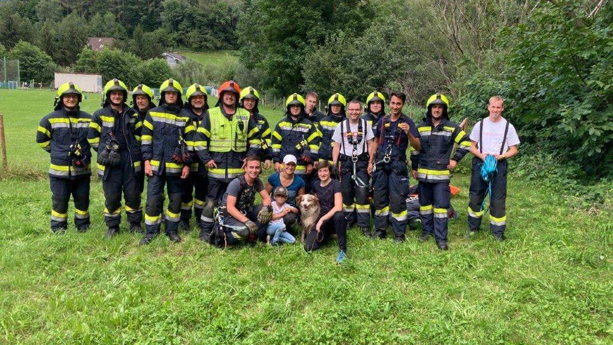 Die Feuerwehr Anger konnte den Hund wohlbehalten an seine Besitzerin übergeben