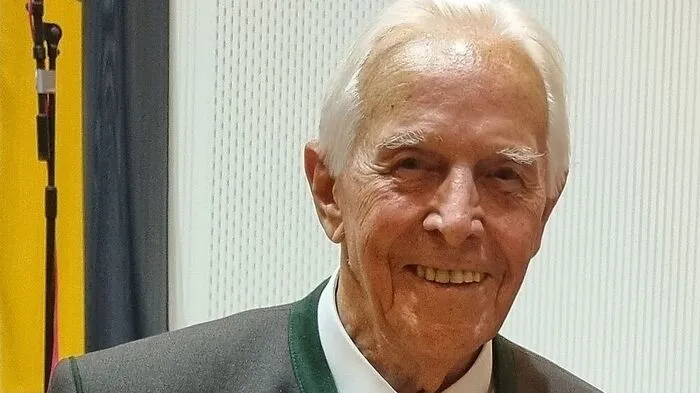 Ist auch Träger der Ehrennadel des MGV in Diamant: Karl Rothleitner