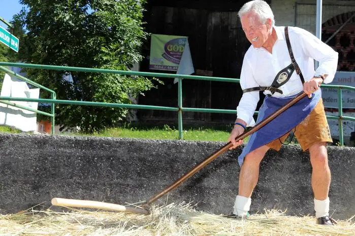 Bürgermeister Herbert Gaggl war auch am Dreschflegl am Wagen mit dabei.