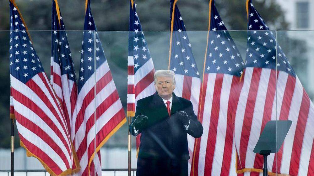Geste eines Boxers: Noch-US-Präsident Donald Trump (74). Doch was bleibt zurück?