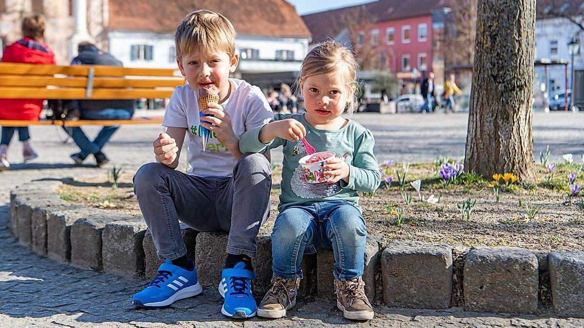 Valentin und Carolina eröffneten in Fürstenfeld (22,6 Grad am Donnerstag) die Eissaison