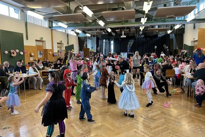 Die weiteren Höhepunkte des Kindermaskenballs bildeten schließlich der Glückshafen mit seinen zahlreichen Streupreisen sowie die Verlosung der Hauptpreise. 