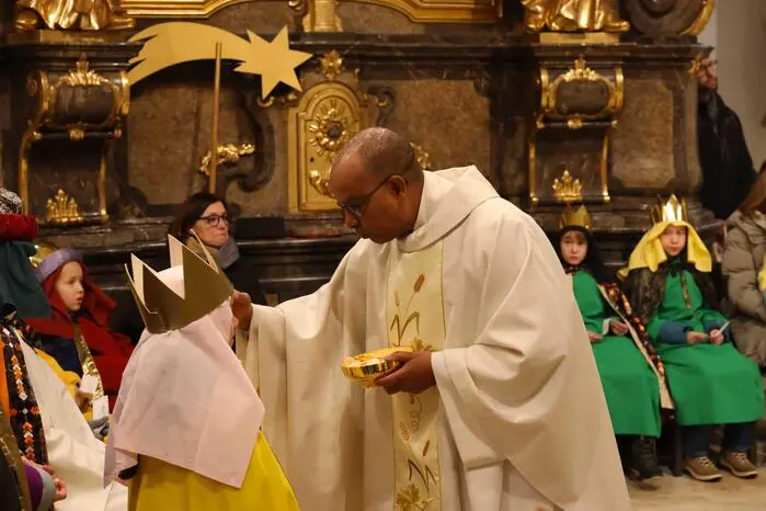 Beim festlichen Gottesdienst wurden die jungen Sternsinger für ihren engagierten Einsatz geehrt. 