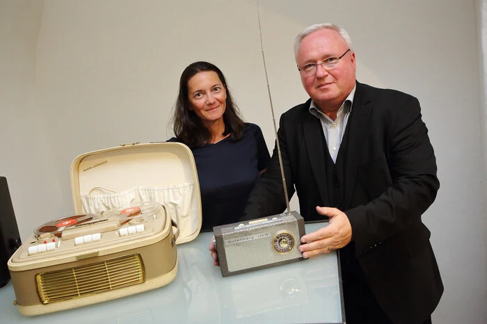 ... und sie inzwischen dem Museum geschenkt, im Bild mit Kuratorin Maria Froihofer