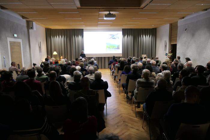 Der Saal des Bildungshauses war bis auf den letzten Platz gefüllt