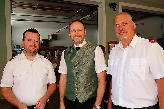 Am Sonntag startete der Frühschoppen. HBI Siegfried Arbesleitner und OBI Florian Schirgi strahlten ob des Besucherandranges mit der Sonne um die Wette.