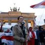 Die weißrussische Oppositionsführerin Swetlana Tichanowskaja singt mit ihren Anhängern am Brandenburger Tor ein Lied