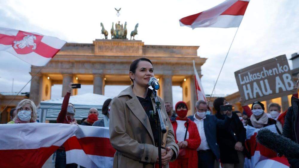 Die weißrussische Oppositionsführerin Swetlana Tichanowskaja singt mit ihren Anhängern am Brandenburger Tor ein Lied