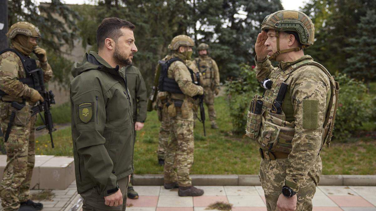 Ukrainische Soldaten und Volodymyr Selensky | Volodymyr Selenskyj und Oleksandr Syrsky stehen vor einer großen Herausforderung 