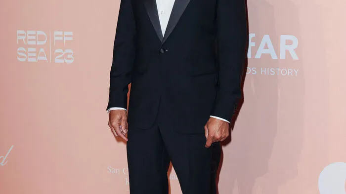Schauspieler Jesse Williams trug einen klassischen schwarzen Smoking.