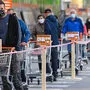 Nach der Öffnung der Baumärkte staute es sich vor den Eingängen