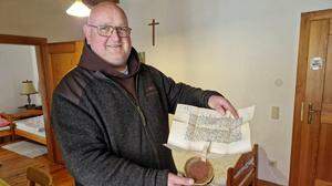 Franziskanerbruder Elias, der die Pfarre Maria Lankowitz betreut, mit dem historischen Dokument