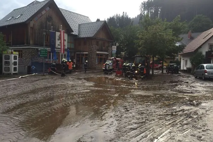 ... der Schlamm wälzte sich mitten durch den Ort und richtete große Schäden an