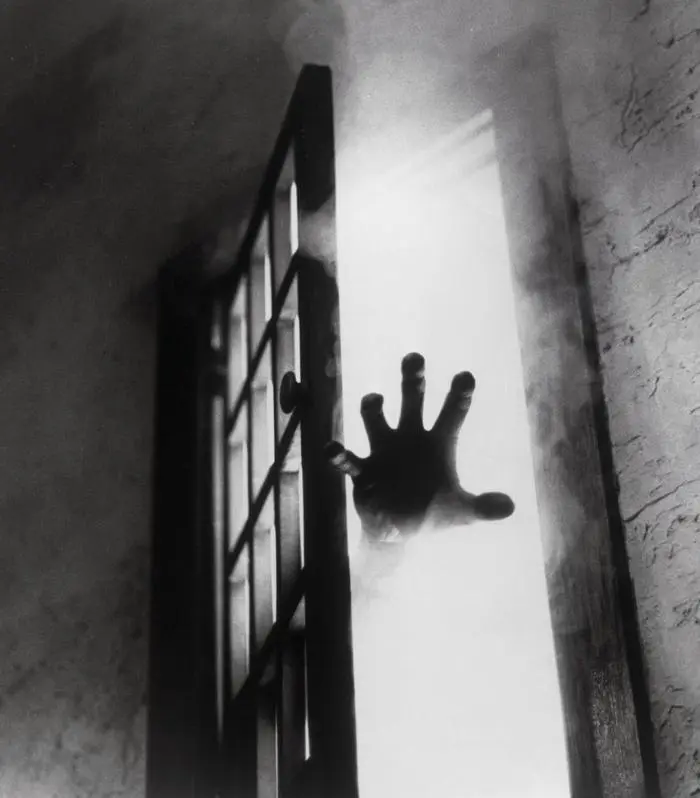 THE FOG USA 1980 John Carpenter Horror: A gnarled hand suddenly thrusts its way out of a mysterious mist in this startling scene. Regie: John Carpenter / THE FOG USA 1980 Copyright: KPA !AUFNAHMEDATUM GESCHÄTZT! Nur redaktionelle Nutzung im Zusammenhang mit dem Film. Editorial usage only and only related to the movie. Im Falle anderer Verwendungen, kontaktieren Sie uns bitte. For other uses, please contact us. UnitedArchives00679311  