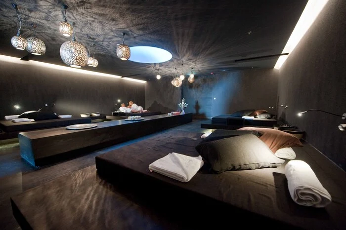 Das 6000 m² große Acquapura Spa mit türkischem Hammam und abgelegenem Wellnessgarten lässt einen in die Welt der Entspannung eintauchen. Dazu serviert man Yoga in verschiedenen individuellen Formen, etwa das Sunset Yoga.