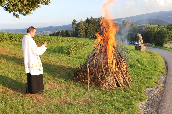 Nach der Messe in der Kalvarienbergkirche mit Pfarrer Adolf Höfler und Provisor Wolfgang Pristavec fand die Feuersegnung mit Sonnwendgebet statt.
