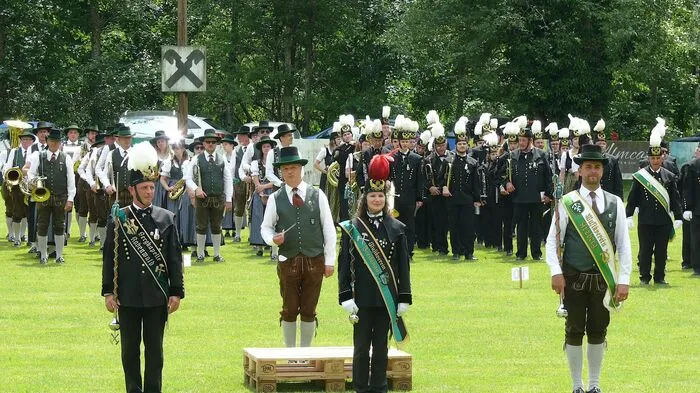 Stolz präsentierte sich der jubilierende Knappenverein Arzberg bei der Bergarade am Sportplatz Arzberg