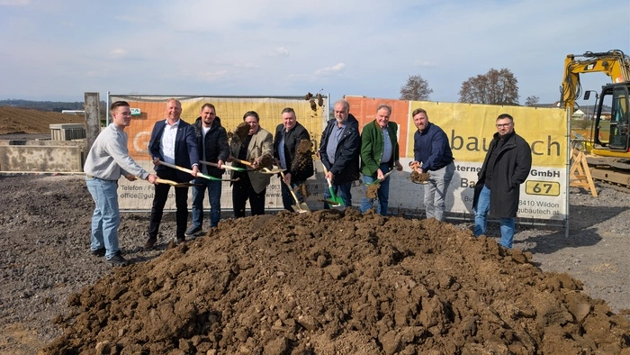 Spatenstich des Nahwärmekraftwerks mit Markus Ziehenberger (BEVZ), Mario Wurzinger (Raiba), Manuel Siderits (GU Bautech), Walter Ziehenberger (BEVZ), Christian Ziehenberger (BEVZ), Johann Pommer (E-C-C), Bürgermeister Erwin Dirnberger, Günther Luegger (GU Bautech) und Dzeno Music (E-C-C) 