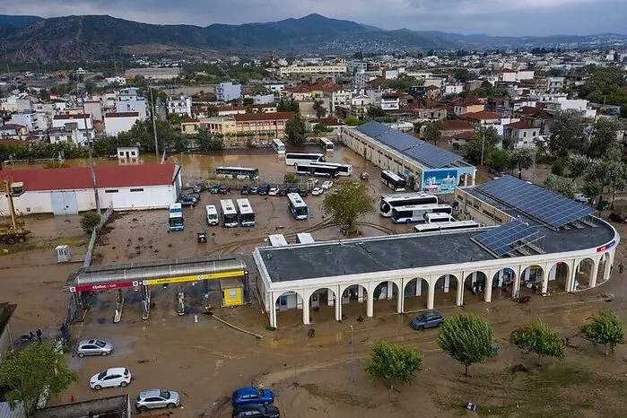 Der Busbahnhof von Volos unter Wasser