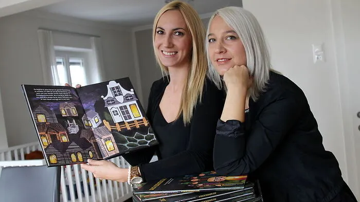 Cornelia Bredschneider (links) und Katharina Gunzer sind stolz auf ihr Buch, das man bei ihnen kaufen kann