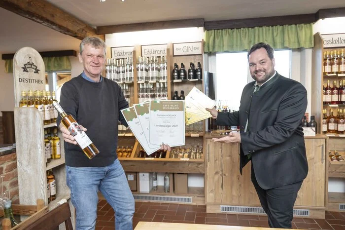 Dreifach-Landessieger Alfred Dunst (links) mit Verkostungschef Georg Thünauer. Den dreifachen Landessieg für den Hödlhof gab es mit dem Weichsellikör und den Edelbränden Alter Apfel und Alter Muscat Bleu.