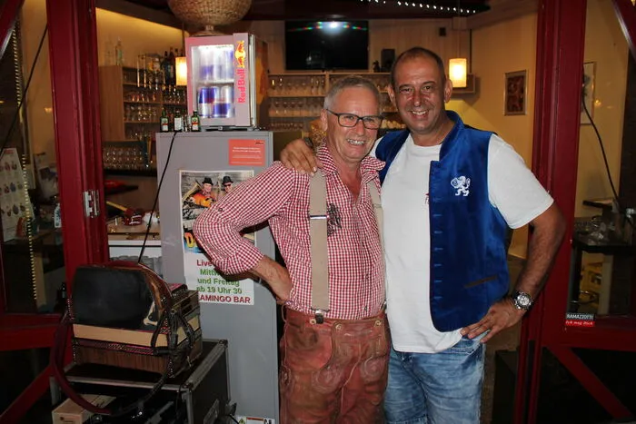 Auch mit dabei: Musiker und Kellner Dietmar Aichwalder und Besitzer der Flamingo-Bar Dieter Ruch.