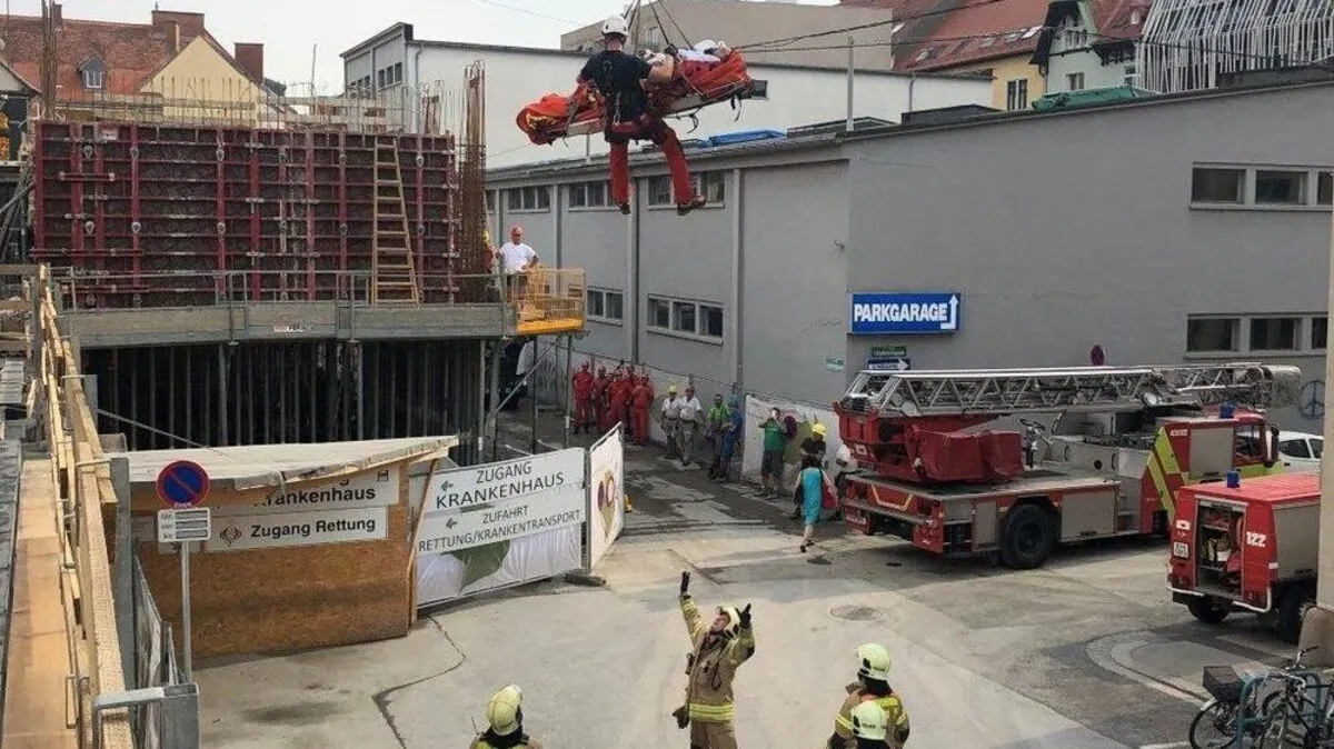 Der Schwerverletzte wurde mithilfe des Baustellenkrans zu Boden gebracht