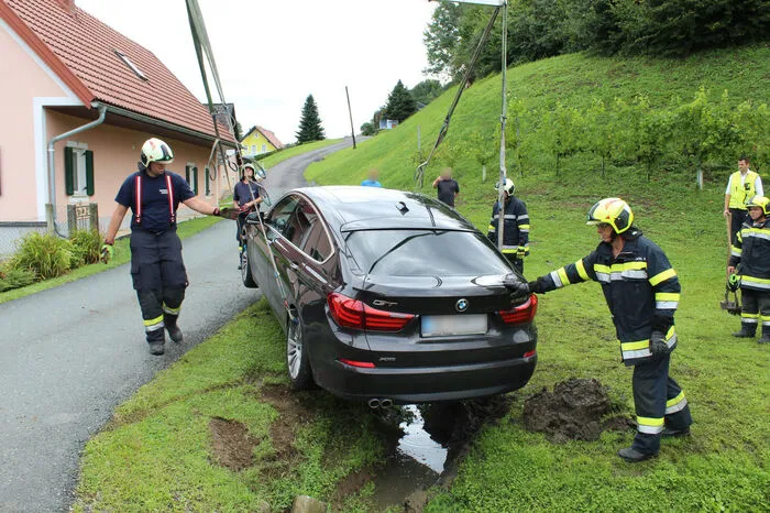 Der Lenker blieb unverletzt und konnte nach der Bergung die Fahrt fortsetzen.