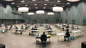 Ohne Mundschutz, aber mit vorgeschriebenem Abstand wurde am Dienstagnachmittag im Congress Schladming wieder gestritten