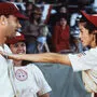 Szene aus "Eine Klasse für sich": Madonna hält Tom Hanks (der sich mit SARS-CoV-2 infiziert hat) auf Abstand.