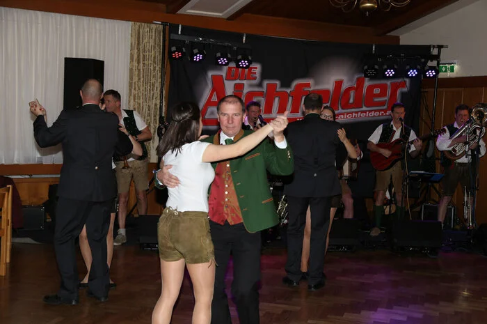 Zum Tanzbeinschwingen eingeladen haben die Musiker der Gruppe Die Aichfelder. Wer den Bauernball genossen hat und auch das Tanzbein geschwungen hat, kann man beim Durchschauen der Bildergalerie erfahren.