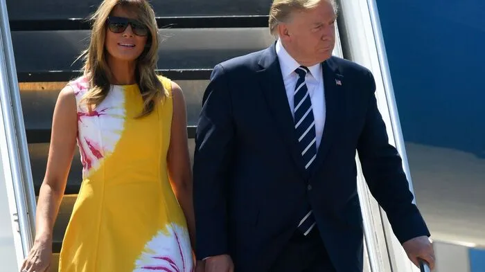 Melania und Donald Trump bei der Ankunft am Flughafen.