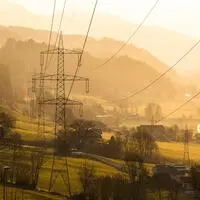 77 Jahre alt ist die Stromleitung zwischen Weißenbach bei Liezen und Wagrain bereits (Bild zeigt sie in der Nähe von Schladming)