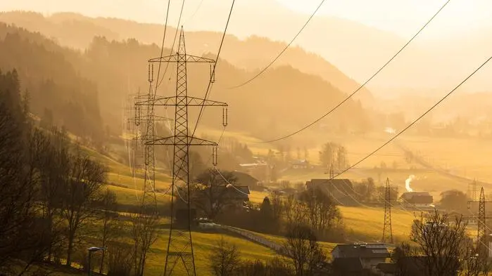 77 Jahre alt ist die Stromleitung zwischen Weißenbach bei Liezen und Wagrain bereits (Bild zeigt sie in der Nähe von Schladming)